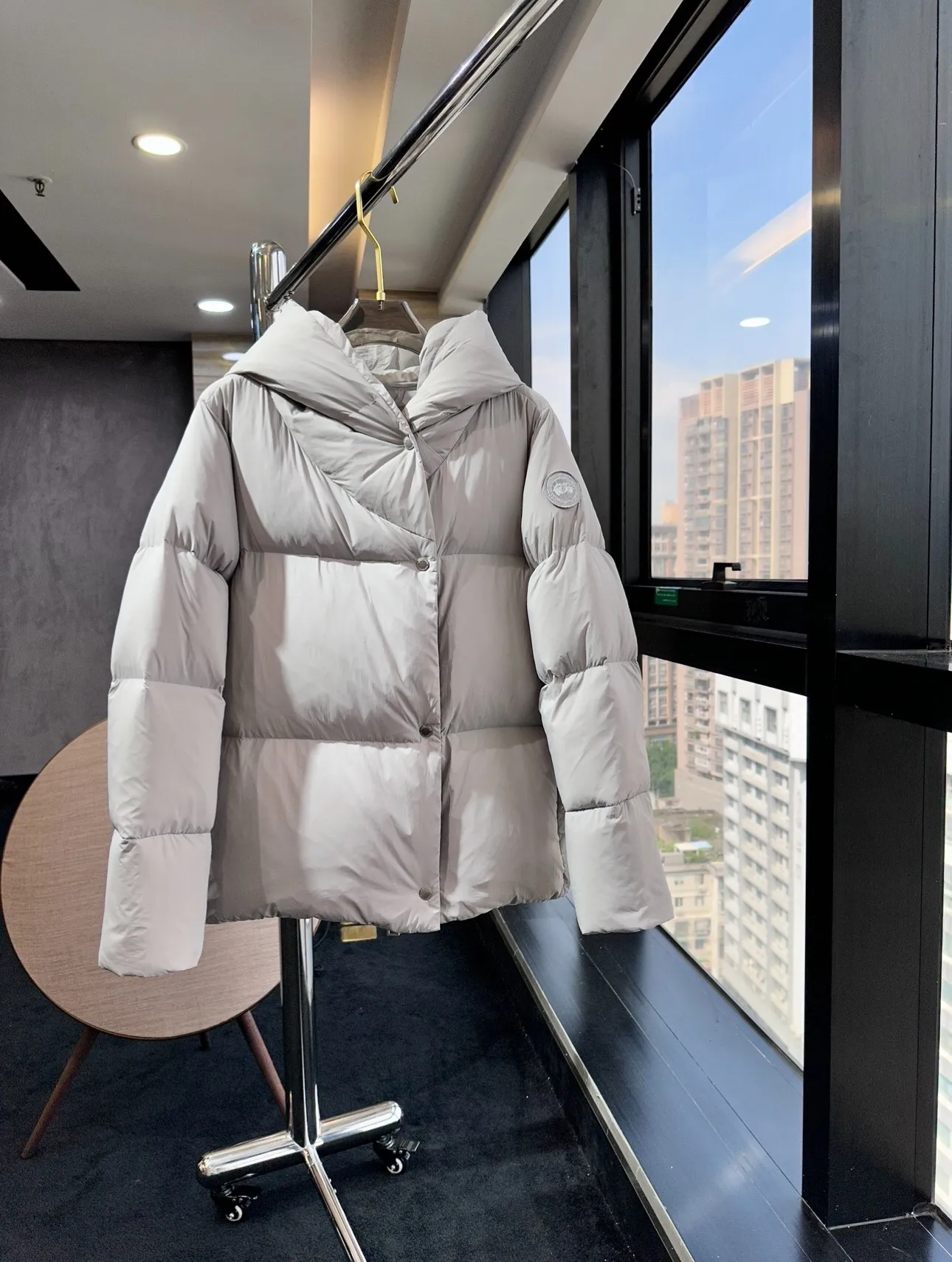 P1100 Top-quality original Canada Goose new model for autumn and winter. It is warm and has no sense of restraint. It is made of national standard 90 white duck down. It is light and elegant, giving you all-round warmth! The appearance of the upper body is more classy and stylish, allowing warmth and grace to go hand in hand. The multiple car lines on the center line are strict and symmetrical, keeping warm and waiting. The logo on the chest embellishes the whole piece! The unique taste goes deep into the bone marrow. It is age-reducing and full of warmth. It has a simple and elegant look and has the same color for men and women. Black Gray Size: XS-S M L